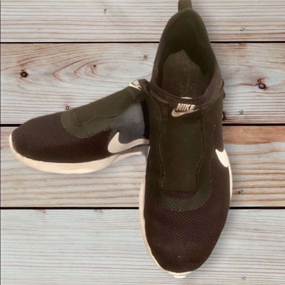 Nike Tanjun Slip Woman’s Slip On Sneaker Size 9.5